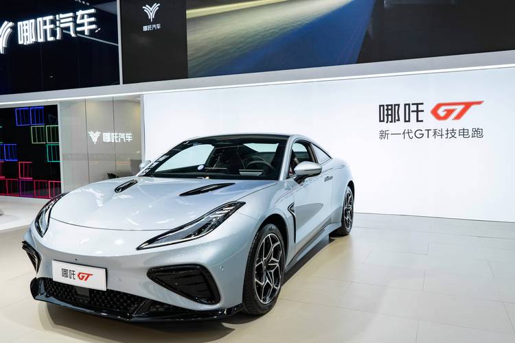 成都196哪吒汽车在智能汽车领域的表现，领途汽车在新能源汽车市场中的影响力